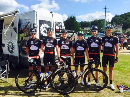 Cameron lines up with the Nicolas Roche Performance team ahead of the Tout de Morbihan in Brittany